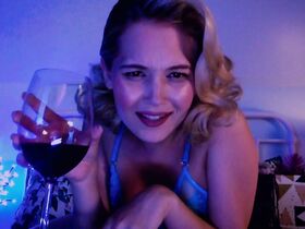 Роксана Мескида секси, Келли Бёрглунд голая – Апокалипсис сейчас s01e04 (2019) #2