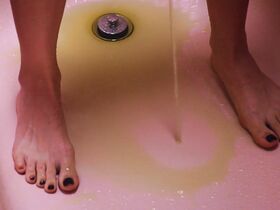 Роксана Мескида секси, Келли Бёрглунд голая – Апокалипсис сейчас s01e04 (2019) #5