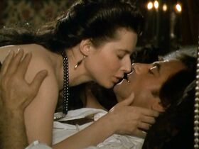 Изабелла Росселлини голая, Марианн Басле голая – Галантные дамы (1990) #5