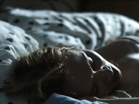 Фэй Сьюэлл секси, Джоди Хирст секси – Шкура кота (2017) #12