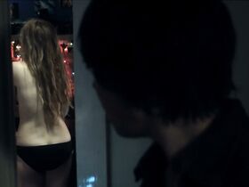 Фэй Сьюэлл секси, Джоди Хирст секси – Шкура кота (2017) #7