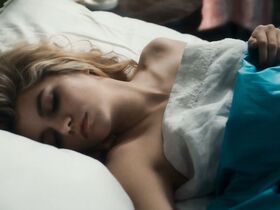 Галатея Беллуджи голая, Изабель Юппер голая – Золотая молодежь (2019) #9