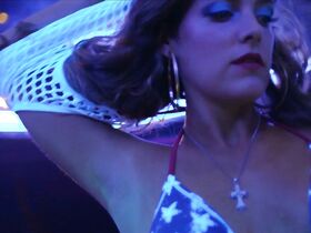 Райли Кио секси, Фэйт Хилл секси – Диксиленд (2015) #3