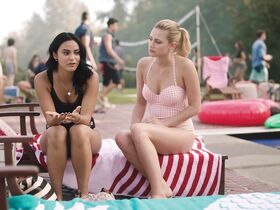 Камила Мендес секси, Бритт Морган секси, Мэделин Петш секси – Ривердэйл s03e01 (2018)