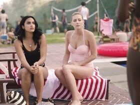 Камила Мендес секси, Бритт Морган секси, Мэделин Петш секси – Ривердэйл s03e01 (2018) #10