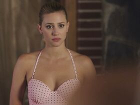 Камила Мендес секси, Бритт Морган секси, Мэделин Петш секси – Ривердэйл s03e01 (2018) #12