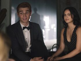 Камила Мендес секси, Бритт Морган секси, Мэделин Петш секси – Ривердэйл s03e01 (2018) #3