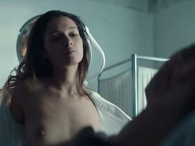 Мари-Анж Каста голая, Сара Кардиналетти голая, Сара Серрайокко голая – Беспощадный (2019)