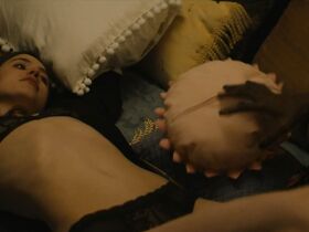 Маргарет Куолли секси, Кики Лэйн секси – Сын Америки (2019)