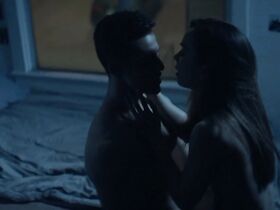 Алексис Рейч голая, Монтана Реш голая – Залечь на дно (2019) #10