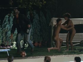 Татьяна Зимик голая, Наташа Паолуччи голая, Татьяна ван Зантен голая, Аполлония ван Равенштейн голая, Тина Шоу голая – Семья Флоддер (1986) #15