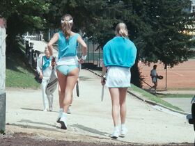 Татьяна Зимик голая, Наташа Паолуччи голая, Татьяна ван Зантен голая, Аполлония ван Равенштейн голая, Тина Шоу голая – Семья Флоддер (1986) #2