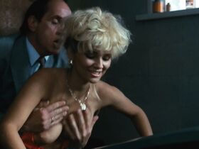 Татьяна Зимик голая, Наташа Паолуччи голая, Татьяна ван Зантен голая, Аполлония ван Равенштейн голая, Тина Шоу голая – Семья Флоддер (1986) #20