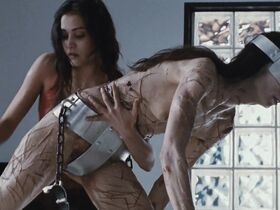 Морьяна Алауи голая, Эмили Мискджьян голая – Мученицы (2008)