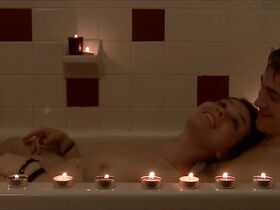 Линн Манчинелли голая, Маргарет Лэни секси, Энн Петерсен секси – Друзья с деньгами (2009) #11