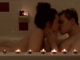 Линн Манчинелли голая, Маргарет Лэни секси, Энн Петерсен секси – Друзья с деньгами (2009) #12