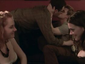 Линн Манчинелли голая, Маргарет Лэни секси, Энн Петерсен секси – Друзья с деньгами (2009) #9