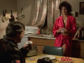 Элизабет Кент голая, Лора Каллисон голая – Заживо в западне (1988) #2