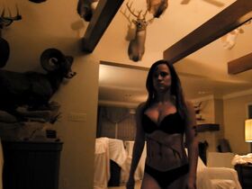 Лусиана Фолхебер секси, Хейли Хейсик голая – Не смотри (2018) #11