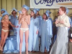 Сэнди Джонсон голая, Кёрстен Бейкер голая, Рикки Марин голая – Девушки с бензоколонки (1979) #4