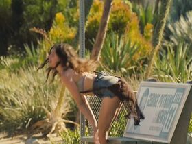 Дакота Фаннинг секси, Маргарет Куолли секси – Однажды в... Голливуде (2019) #3