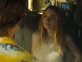 Дакота Фаннинг секси, Маргарет Куолли секси – Однажды в... Голливуде (2019) #7