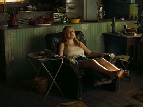 Дакота Фаннинг секси, Маргарет Куолли секси – Однажды в... Голливуде (2019) #9