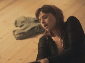Мари Бода голая – Холодные Гавайи (2019) #1