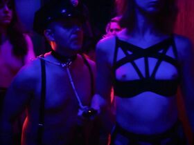 Роксана Мескида голая, Келли Бёрглунд голая – Апокалипсис сейчас s01e09 (2019) #2 #2