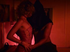 Роксана Мескида голая, Келли Бёрглунд голая – Апокалипсис сейчас s01e09 (2019) #2 #4