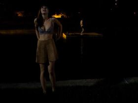 Виктория Джастис секси, Элла Хант секси, Елена Кампурис секси – Летняя ночь (2019) #11