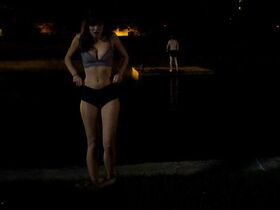 Виктория Джастис секси, Элла Хант секси, Елена Кампурис секси – Летняя ночь (2019) #12