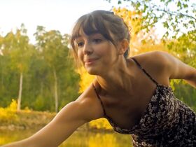 Виктория Джастис секси, Элла Хант секси, Елена Кампурис секси – Летняя ночь (2019) #4