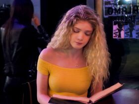 Виктория Джастис секси, Элла Хант секси, Елена Кампурис секси – Летняя ночь (2019) #6