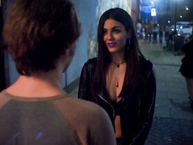 Виктория Джастис секси, Элла Хант секси, Елена Кампурис секси – Летняя ночь (2019) #9