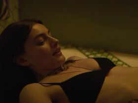 Кейтлин Дивер секси, Диана Сильверс секси – Образование (2019) #12