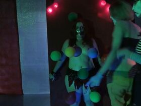 Кейтлин Дэйли голая, Дилинн Палевый Харви голая, Рейчел Лаген голая – Клоунадо (2019) #3