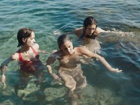 Блу Ди Мартино голая, Анджела Фонтана голая – Убрать лайк (2019) #10