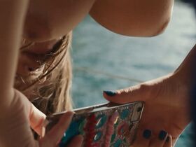 Блу Ди Мартино голая, Анджела Фонтана голая – Убрать лайк (2019) #14