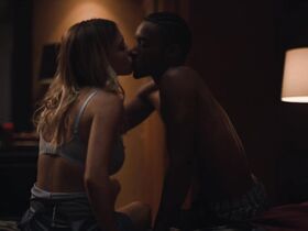 Сидни Суини голая – Эйфория s01 e01 (2019) #1