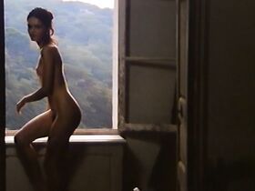 Кьяра Казелли голая – Год пробуждения (1991) #8