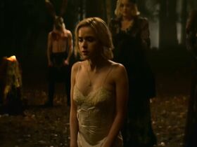 Кирнан Шипка секси – Леденящие душу приключения Сабрины s01 (2018) #11