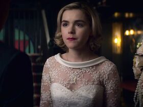 Кирнан Шипка секси – Леденящие душу приключения Сабрины s01 (2018) #25