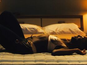 Джоди Тёрнер-Смит голая – Джетт s01e01 (2019) #2