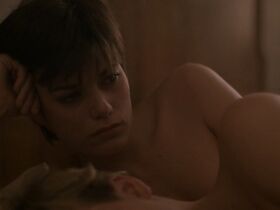 Линда Фиорентино голая – Попался, или Шпионские игры (1985) #6