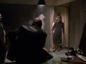 Линда Фиорентино голая – Попался, или Шпионские игры (1985) #7