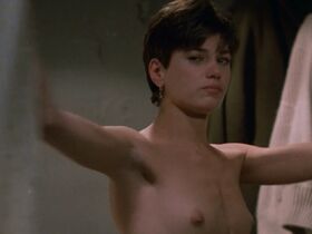 Линда Фиорентино голая – Попался, или Шпионские игры (1985) #9