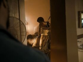 Гэйл Бин голая – Снегопад s02e05 (2018)