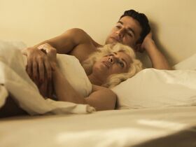 Джули Энн Эмери голая – Уловка-22 s01e01 (2019) #9