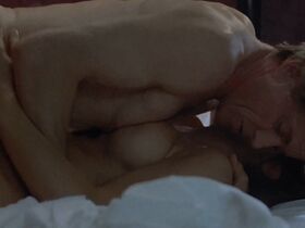 Катрин Лотнер голая – Ночной беглец (1995) #6